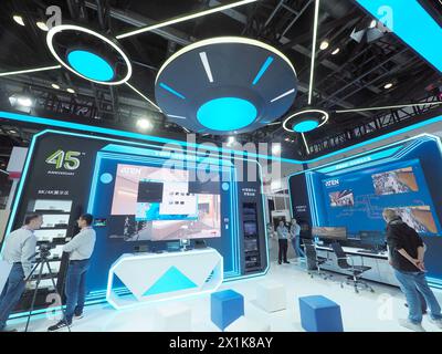 PEKING, CHIAN - 17. APRIL 2024 - Besucher besuchen das „Smart Decision Conference Center System“ der „Beijing International Audiovisual Integrated Eq Stockfoto