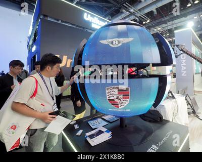 PEKING, CHIAN - 17. APRIL 2024 - Besucher besuchen die „LED Creative Retractable Ball“ im „Beijing International Audiovisual Integrated Equipment an“ Stockfoto