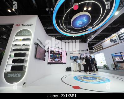 PEKING, CHIAN - 17. APRIL 2024 - Besucher besuchen den Stand von Honhe Technology auf der „Beijing International Audiovisual Integration Equipment and Tec Stockfoto