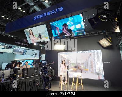 PEKING, CHIAN - 17. APRIL 2024 - Besucher besuchen ein „virtuelles Schieß- und Produktionssystem“ im Beijing International Audiovisual Integrated Equipm Stockfoto