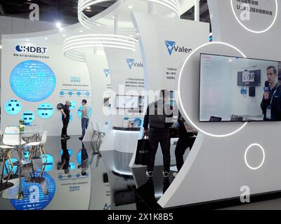 PEKING, CHIAN - 17. APRIL 2024 - Besucher besuchen den Stand von HDBT auf der „Beijing International Audiovisual Integration Equipment and Technology Exhi“ Stockfoto