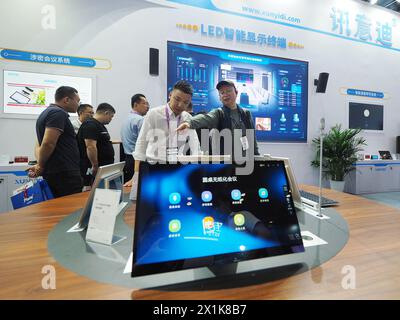 PEKING, CHIAN - 17. APRIL 2024 - Besucher besuchen das „Roundtable Paperless Conference System“ im „Beijing International Audiovisual Integrated EQU“ Stockfoto