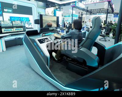 PEKING, CHIAN - 17. APRIL 2024 - Besucher erleben ein „fernes unbemanntes Cockpit“ im „Beijing International Audiovisual Integrated Equipment and T Stockfoto