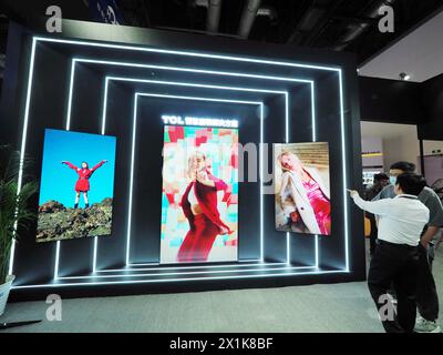 PEKING, CHIAN - 17. APRIL 2024 - Besucher sehen „TCL Display“ auf der „Beijing International Audio Visual Integrated Equipment and Technology Exhibition“ Stockfoto