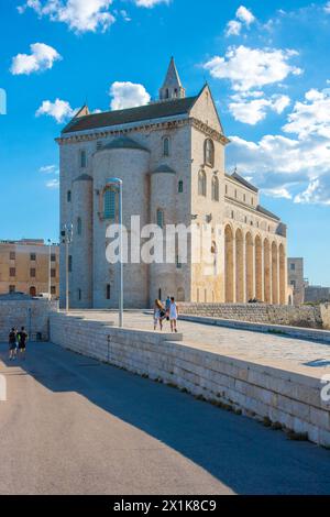 Die wunderschöne romanische Kathedrale Basilika San Nicola Pellegrino in Trani. Kathedrale auf dem Meer. Stockfoto