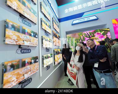 PEKING, CHIAN - 17. APRIL 2024 - Besucher besuchen ein „Full Inversion Display Panel“ im „Beijing International Audiovisual Integrated Equipment and T Stockfoto