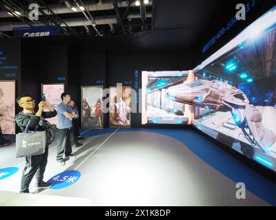 PEKING, CHIAN - 17. APRIL 2024 - Besucher besuchen „NIO Wall Art Painting Screen“ im „Beijing International Audiovisual Integrated Equipment and Tec“ Stockfoto