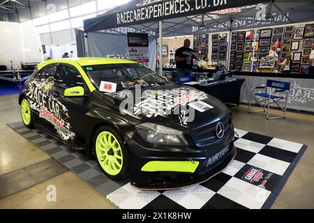Die Race Car Experiences stehen mit ihrem BTCC Mercedes A-Klasse auf der British Motor Show 2023 in Farnborough. Stockfoto