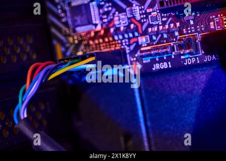 Lebendiges Flachbandkabel auf High-Tech-Mainboard – Makroansicht Stockfoto