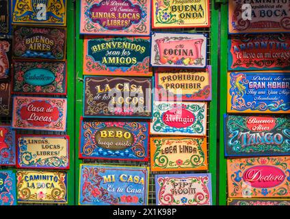 La Boca, Buenos Aires, Argentinien - bunt bemalte Souvenirschilder im Souvenirshop in La Boca, im Hafenviertel rund um den El Caminito Stockfoto