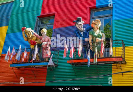 La Boca, Buenos Aires, Argentinien - La Boca, bunt bemalte Häuser im Hafenviertel rund um die El Caminito Gasse. Figuren aus argentinischem pe Stockfoto