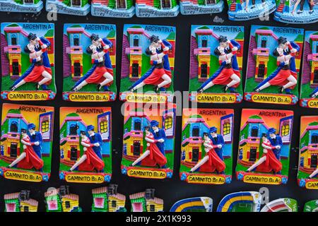 La Boca, Buenos Aires, Argentinien – farbenfroh bemalte Tangotänz-Souvenirschilder im Souvenirshop in La Boca, im Hafenviertel rund um die Stockfoto