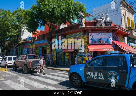 La Boca, Buenos Aires, Argentinien - die Touristenpolizei sorgt für Sicherheit auf den Straßen von La Boca, bunt bemalten Häusern im Hafenviertel um die Stadt herum Stockfoto