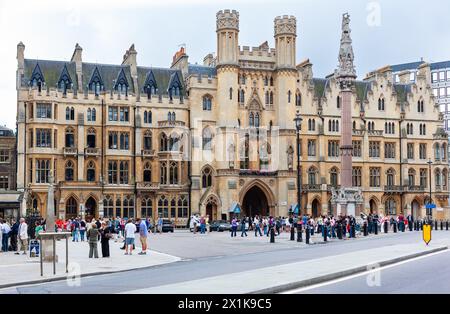 London, Vereinigtes Königreich - 29. Juni 2010 : das Heiligtum neben der Westminster Abbey. Leute, die sich außerhalb des Heiligtums versammeln, während der Proteste ausruhen. Stockfoto