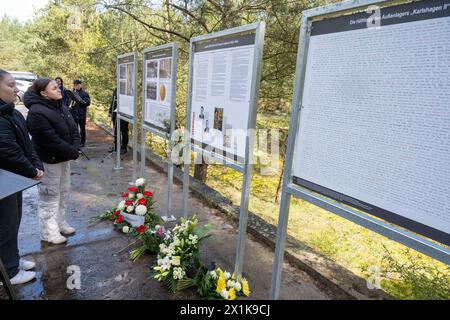 17. April 2024, Mecklenburg-Vorpommern, Peenemünde: Besucher stehen zur Eröffnung eines neuen Gedenkwerks für die Gefangenen des ehemaligen Konzentrationslagers Karlshagen II auf dem Gelände der ehemaligen Militärversuchsanlage Peenemünde. Auf der Insel Usedom hatten die Nationalsozialisten die ersten Kreuzfahrtraketen der Welt und die erste funktionierende Großrakete in Peenemünde mit der sogenannten Armeetestanlage erforscht und produziert. KZ-Gefangene wurden auch als Zwangsarbeiter eingesetzt. Foto: Stefan sauer/dpa Stockfoto