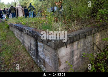 17. April 2024, Mecklenburg-Vorpommern, Peenemünde: Besucher stehen zur Eröffnung eines neuen Gedenkwerks für die Gefangenen des ehemaligen Konzentrationslagers Karlshagen II auf dem Gelände der ehemaligen Militärversuchsanlage Peenemünde. Auf der Insel Usedom hatten die Nationalsozialisten die ersten Kreuzfahrtraketen der Welt und die erste funktionierende Großrakete in Peenemünde mit der sogenannten Armeetestanlage erforscht und produziert. KZ-Gefangene wurden auch als Zwangsarbeiter eingesetzt. Sie waren in den Lagern Karlshagen I und Karlshagen II stationiert. Foto: Stefan Stockfoto