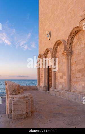 Die wunderschöne romanische Kathedrale Basilika San Nicola Pellegrino in Trani. Kathedrale auf dem Meer. Stockfoto