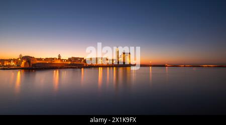 Die wunderschöne romanische Kathedrale Basilika San Nicola Pellegrino in Trani. Kathedrale auf dem Meer. Stockfoto