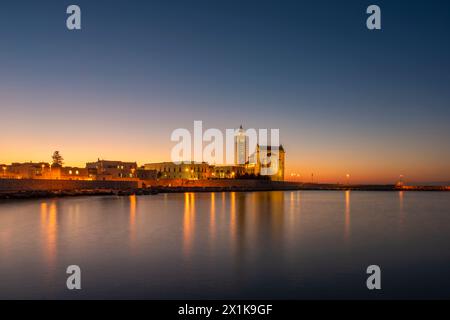 Die wunderschöne romanische Kathedrale Basilika San Nicola Pellegrino in Trani. Kathedrale auf dem Meer. Stockfoto