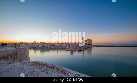 Die wunderschöne romanische Kathedrale Basilika San Nicola Pellegrino in Trani. Kathedrale auf dem Meer. Stockfoto