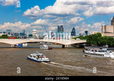 London, Vereinigtes Königreich - 29. Juni 2010 : Boote für Transport und Tourismus auf der Themse in der Nähe des Festival Pier. Stockfoto