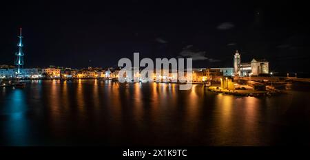 Die wunderschöne romanische Kathedrale Basilika San Nicola Pellegrino in Trani. Kathedrale auf dem Meer. Stockfoto