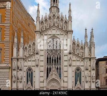 Nahaufnahme mit kunstvoller Außenfassade der alten katholischen Kirche in rom Italien mit Statuen und Türmen Stockfoto