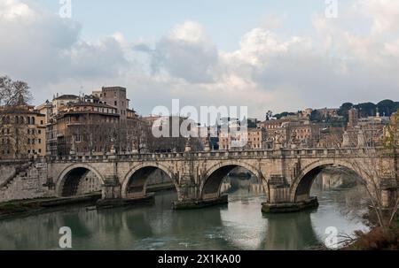 Alte Steinbogenbrücke über den großen Tiber im Stadtzentrum von Rom Europen mit bewölktem Himmel Stockfoto