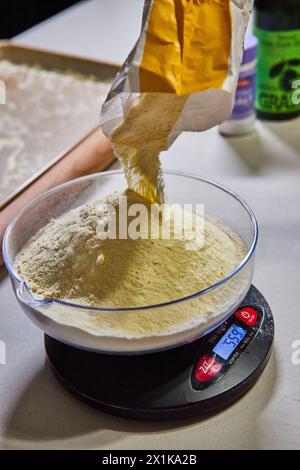 Präzise Backmessung mit digitaler Waage, hausgemachte Pasta-Zubereitung Stockfoto