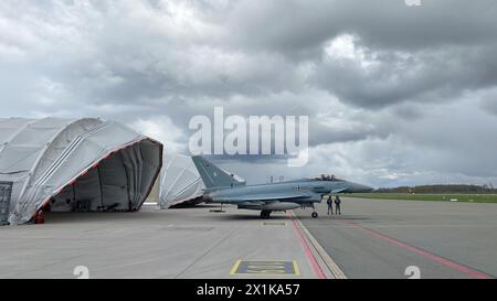 Lielvarde, Lettland. April 2024. Eurofighter, Kampfflugzeug der deutschen Luftwaffe, steht auf dem Asphalt der lettischen Luftwaffenbasis Lielvarde. Quelle: Alexander Welscher/dpa/Alamy Live News Stockfoto