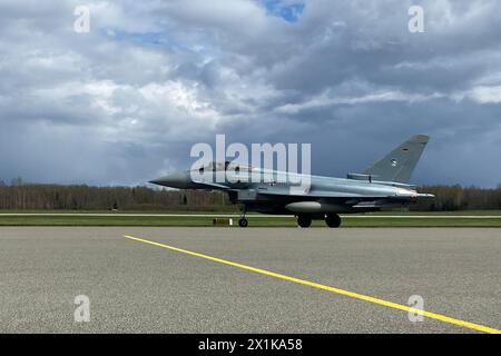 Lielvarde, Lettland. April 2024. Eurofighter, Kampfflugzeug der deutschen Luftwaffe, auf dem Rollfeld der lettischen Luftwaffenbasis Lielvarde. Quelle: Alexander Welscher/dpa/Alamy Live News Stockfoto