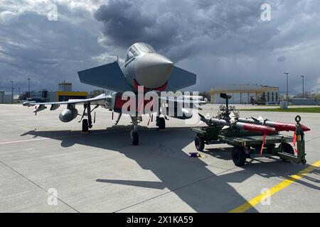 Lielvarde, Lettland. April 2024. Eurofighter, Kampfflugzeug der Deutschen Luftwaffe und seine Ausrüstung auf dem Asphalt der lettischen Luftwaffenbasis Lielvarde. Quelle: Alexander Welscher/dpa/Alamy Live News Stockfoto