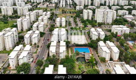 (240417) -- LUANDA, 17. April 2024 (Xinhua) -- ein Luftdrohnenfoto vom 7. März 2024 zeigt einen Blick auf die „neue Stadt“ Kilamba im Vorort Luanda, Angola. Die „neue Stadt“ Kilamba liegt 18 km südlich von Luanda, Angolas Hauptstadt. Mehr als ein Jahrzehnt nach seiner Fertigstellung umfasst dieses monumentale Projekt der öffentlichen Wohlfahrt, das von chinesischen Firmen durchgeführt wird, 700 Gebäude und 20.000 Wohneinheiten, die seinen 120.000 Einwohnern moderne Lebensbedingungen bieten. Die Stadt Kilamba, früher bekannt als Kilamba Kiaxi Housing Project, wurde von Chinesen initiiert Stockfoto