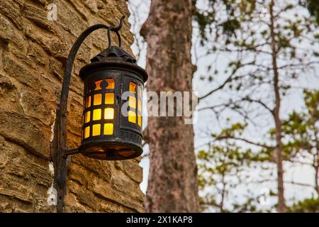 Vintage-Laterne auf Steinmauer, Gartenambiente Stockfoto