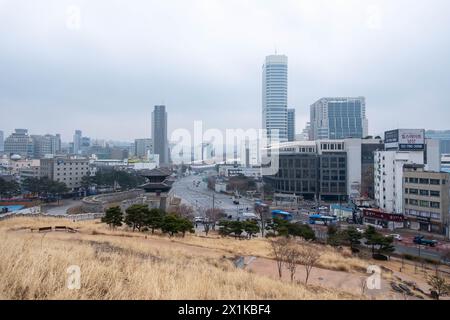Seoul, Südkorea - 19. Februar 2023: Blick auf die Stadt vom Heunginjimun Park in der Gegend Dongdaemun in Seoul Stockfoto
