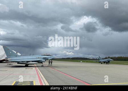 Lielvarde, Lettland. April 2024. Zwei Eurofighter, Kampfflugzeuge der deutschen Luftwaffe, befinden sich auf dem Asphalt des lettischen Luftwaffenstützpunktes Lielvarde. Quelle: Alexander Welscher/dpa/Alamy Live News Stockfoto