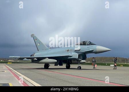 Lielvarde, Lettland. April 2024. Eurofighter, Kampfflugzeug der deutschen Luftwaffe, steht auf dem Asphalt der lettischen Luftwaffenbasis Lielvarde. Quelle: Alexander Welscher/dpa/Alamy Live News Stockfoto