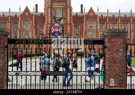 Belfast, Vereinigtes Königreich 17 04 2024 Protest vor der Queens University Belfast durch die neu gegründete QUB Palestine Assembly. Am Mittwoch, den 17. April, ist eine Reihe koordinierter Aktionen an Universitäten in ganz Irland für Palästina geplant. Bänder mit den Namen getöteter Akademiker wurden an den Toren platziert und Nachrichten auf dem Boden in Queen's Belfast Northern Ireland Credit: HeadlineX/Alamy Live News geschrieben Stockfoto