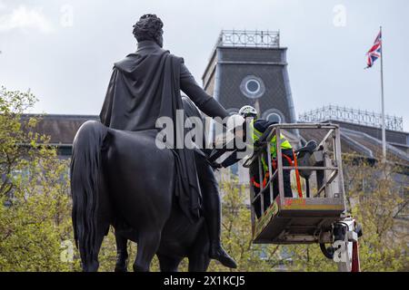 London, Großbritannien. April 2024. Arbeiter reinigen die Statuen im Trafalgar Square Credit: Richard Lincoln/Alamy Live News Stockfoto