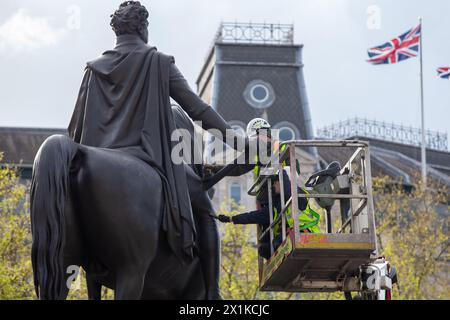 London, Großbritannien. April 2024. Arbeiter reinigen die Statuen im Trafalgar Square Credit: Richard Lincoln/Alamy Live News Stockfoto