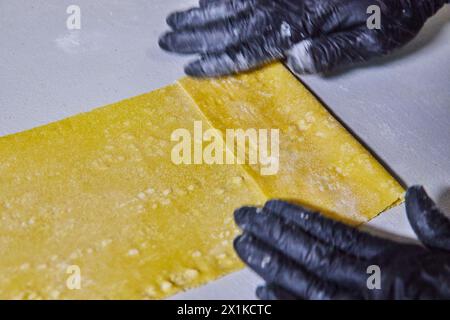 Hände, Die Hausgemachten Pasta-Teig Aus Der Nähe Machen Stockfoto