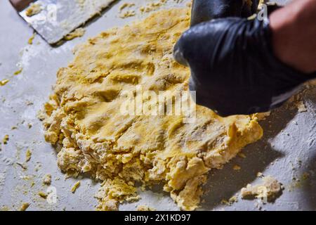 Hygienisches Kneten von Teig in der gewerblichen Küche, Ansicht von oben Stockfoto