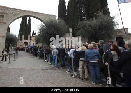 Gardone Riviera, Italien. April 2024. Dode per cerimonia per il &#x201c;XV Premio del Vittoriale&#x201d; A Vasco Rossi al Vittoriale degli Italiani di Gardone Riviera in provincia di Brescia, Italia - Cronaca - 17. april 2024 (Foto Valentina Renna /LaPresse) Zeremonie für den „XV Premio del Vittoriale“ an Vasco Rossi im Vittoriale degli Italiani in Gardone Riviera in der Provinz Brescia, Italien - News - 17. April 2024 (Foto Valentina Renna /LaPresse) Credit: LaPresse/Alamy Live News Stockfoto