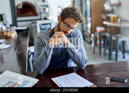 Café, Barista und Mann mit Klemmbrett im Restaurant zur Checkliste, Planung oder Überprüfung des Lagerbestands. Pizzeria, kleines Unternehmen und Angestellter Stockfoto