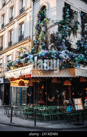 PARIS, FRANKREICH - 1. OKTOBER 2023: Cafe Maison Sauvage mit verzierten Blumen Stockfoto