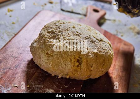 Rustikaler hausgemachter Teig auf Holzbrett, Kunsthandwerk Stockfoto