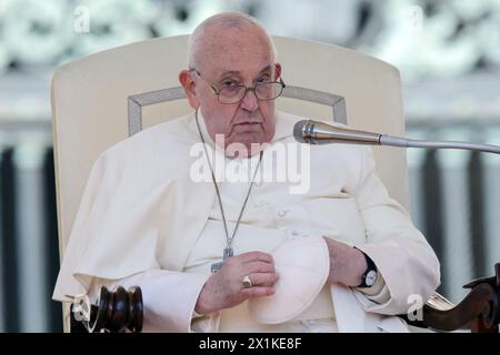 Vatikanstadt, Heiliger Stuhl. April 2024. PAPST FRANZISKUS während seiner Generalaudienz am Mittwoch in St. Petersplatz im Vatikan. (Kreditbild: © Evandro Inetti/ZUMA Press Wire) NUR REDAKTIONELLE VERWENDUNG! Nicht für kommerzielle ZWECKE! Stockfoto