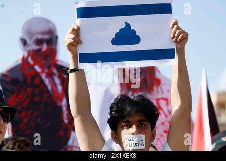 Roma, Italien. April 2024. GLI studenti dei comitati per la Palestina manifestano alla Sapienza contro la riunione del senato accademico a cui partecipa la Fondazione Elisabeth de Rothschild - Cronaca- Roma, Italia - Marted&#xec;, 16. April 2024 (Foto Cecilia Fabiano/LaPresse)&#xa0; die Studenten der Komitees für Palästina demonstrieren in Sapienza gegen das Treffen des akademischen senats in der Elisabeth de Rothschild Foundation - News - Rom, Italien - Dienstag, 16. April 2024 (Foto Cecilia Fabiano/LaPresse) Credit: LaPresse/Alamy Live News Stockfoto