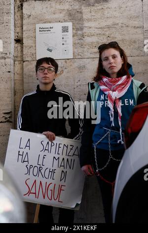 GLI studenti dei comitati per la Palestina protestano incatenati al rettorato alla Sapienza contro la riunione del senato accademico a cui partecipa la Fondazione Elisabeth de Rothschild - Cronaca- Roma, Italia - Marted&#xec;, 16. April 2024 (Foto Cecilia Fabiano/LaPresse)&#xa0; die Studenten der Komitees für Palästina protestierten im Rektorat von Sapienza gegen das Treffen des akademischen senats mit der Elisabeth de Rothschild Stiftung - Nachrichten - Rom, Italien - Dienstag, 16. April 2024 (Foto Cecilia Fabiano/LaPresse) Stockfoto