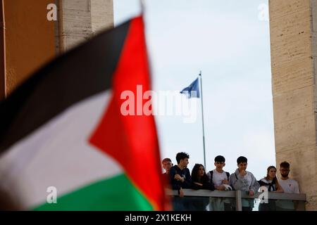 Roma, Italien. April 2024. GLI studenti dei comitati per la Palestina manifestano alla Sapienza contro la riunione del senato accademico a cui partecipa la Fondazione Elisabeth de Rothschild - Cronaca- Roma, Italia - Marted&#xec;, 16. April 2024 (Foto Cecilia Fabiano/LaPresse)&#xa0; die Studenten der Komitees für Palästina demonstrieren in Sapienza gegen das Treffen des akademischen senats in der Elisabeth de Rothschild Foundation - News - Rom, Italien - Dienstag, 16. April 2024 (Foto Cecilia Fabiano/LaPresse) Credit: LaPresse/Alamy Live News Stockfoto